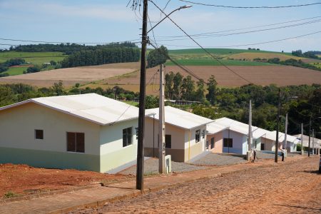 Governo do Estado entrega casas populares em Vargeão