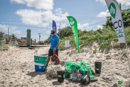 Expedição vai transformar lixo recolhido nas praias de SC e PR em acessórios para surf, brinquedos e até mobiliários urbanos