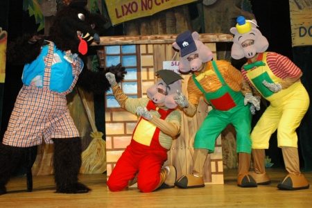 Peça infantil ‘Os três porquinhos e o lobo mau’ volta ao palco em Florianópolis