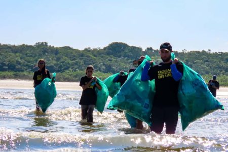 Expedição vai transformar lixo das praias de PR e SC em acessórios para surf, brinquedos e mobiliários urbanos