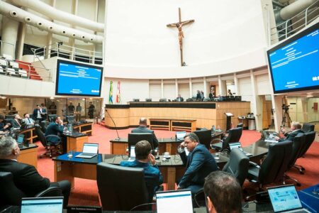 Críticas a evento da Udesc, Laguna na Rai, 174 anos de Joinville e outros assuntos debatidos na Alesc