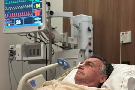 Após 17 dias sem comer, Bolsonaro toma água e come gelatina na UTI
