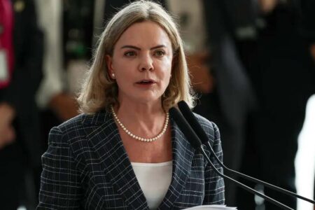 Derrubada de decreto do IOF exigiria novos bloqueios e contingenciamentos, diz Gleisi Hoffmann