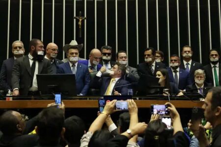 Oposição ocupa plenários por anistia a 8/1 e impeachment de Moraes
