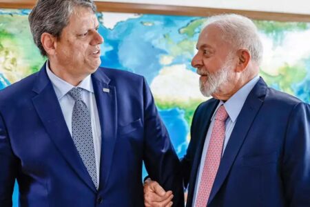 Tarcísio tem 48,4% e Lula, 46,6%, em segundo turno em 2026, diz pesquisa Atlas/Bloomberg