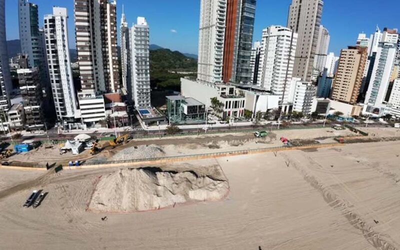 Por que Balneário Camboriú construirá muro subterrâneo em praia para conter erosão