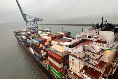 Porto de Imbituba recebe navio que equivale ao comprimento de três campos de futebol