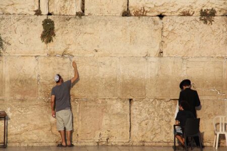 Sexta do Humor e da Cultura Judaica: A Infertilidade do Casal e o Muro das Lamentações