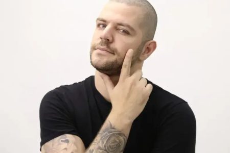 Comediante Victor Sarro apresenta stand-up ‘Na Minha Época Não Era Bullying’ em Florianópolis