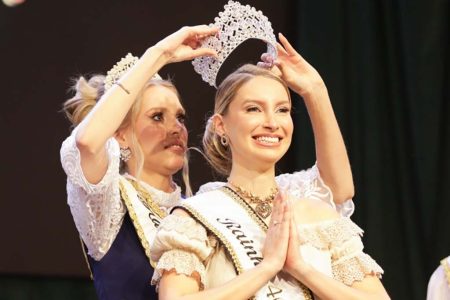 Gabrielle Cristine Kratz é eleita rainha da 40ª Oktoberfest