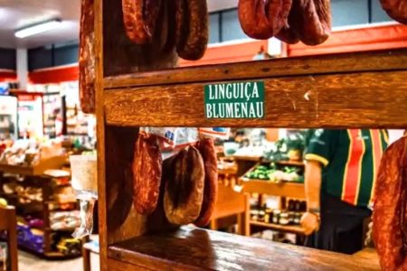 Linguiça Blumenau é reconhecida com selo de Indicação Geográfica durante a Oktoberfest