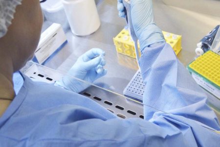 Saúde de Santa Catarina confirma dois casos da variante XEC da Covid-19