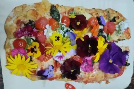 Pizza com flores comestíveis é destaque gastronômico da Festa das Flores de Joinville