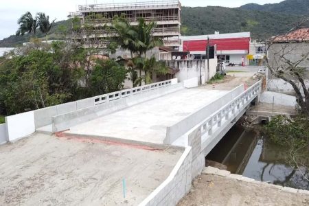 Porto Belo: Obras da ponte sobre o Rio Perequezinho estão em andamento