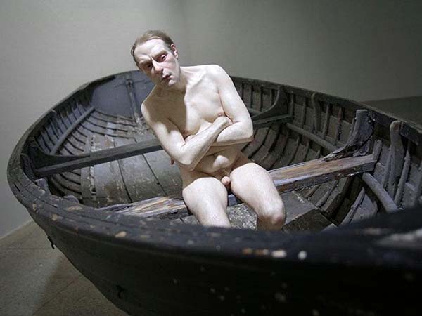 "Homem em um Barco "- Ron Mueck - 2002- Corpo nú em uma embarcação suspensa.