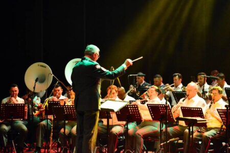 Banda do Corpo de Bombeiros Militar faz apresentação especial de Natal no Jurerê OPEN