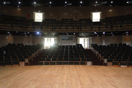 Teatro Bruno Nitz, em Balneário Camboriú, recebe temporada de espetáculos musicais e teatrais nesta semana