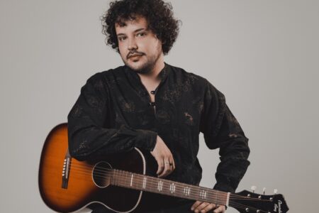Léo Vieira faz show gratuito de lançamento de novo EP na Secretaria de Cultura de Blumenau