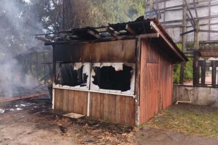 Incêndio atinge casa de autor do atentado no STF, em Rio do Sul (SC)