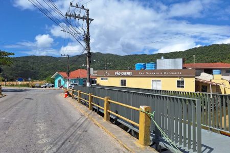 Porto Belo instala passarela metálica sobre o Rio Santa Luzia