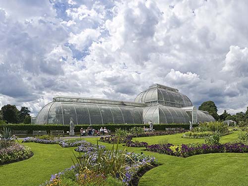 "Palm House" no Kew Gardens - Londres - Foto de David Iliff-Licença:CCBY-SA 3.0 - Wikimedia Commons.