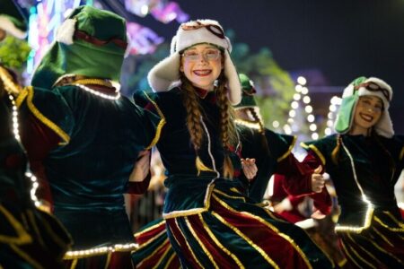 Desfile do Natal em Blumenau ilumina a Rua Alberto Stein nesta quarta-feira