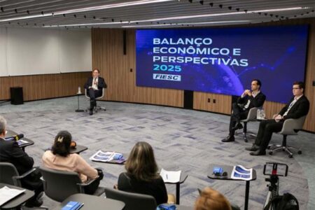 Cenário fiscal pressiona juros e afetará crescimento em 2025, analisa presidente da Fiesc
