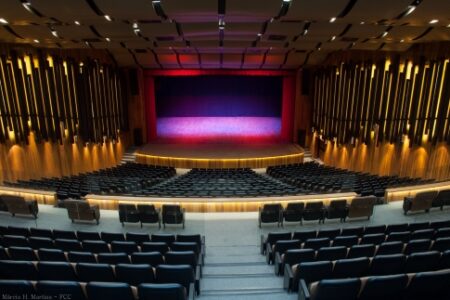 Teatro Ademir Rosa recebe espetáculo Uma Noite na Broadway de 22 a 26 de janeiro