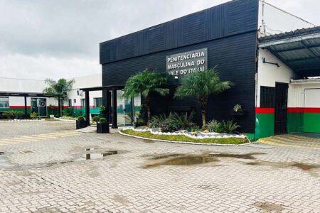 Itajaí: Chuva afeta cadeia superlotada e 301 presos são liberados