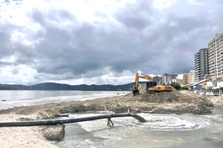 Porto Belo realiza dragagem da área no entorno do Molhe do Rio Perequê
