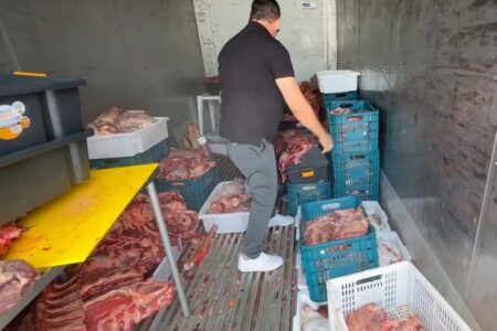 Itajaí apreende container com quase três toneladas de carne estragada