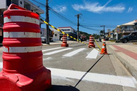Centro de Garopaba recebe revitalização da sinalização viária
