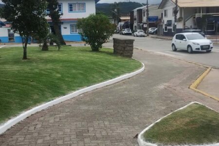 Garopaba: cronograma de serviços públicos de limpeza inicia com pintura na Praça Governador Ivo Silveira