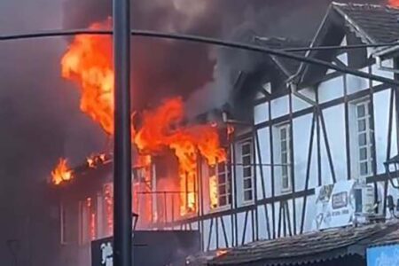 Incêndio atinge prédio em área histórica do Centro de Blumenau