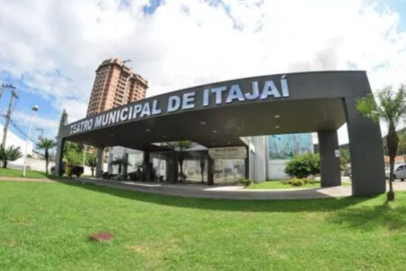 Teatro Municipal de Itajaí abre inscrições para agendamento de apresentações