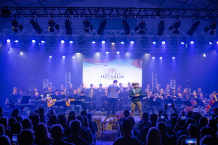 Orquestra Henrique Uebel apresenta turnê “Pra Sempre Sertanejo” em Itajaí