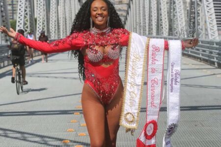 Itajaí oferece aulas gratuitas de samba com a passista Pâmela Cândido