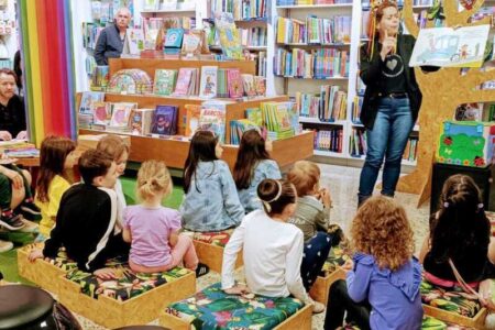 Livrarias Curitiba e Catarinense oferecem contação de histórias gratuita para crianças