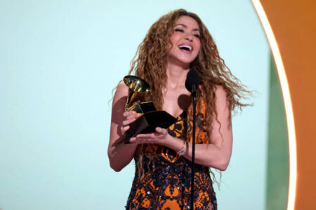 Shakira vence Grammy 2025 de Melhor Álbum Pop Latino e dedica prêmio a imigrantes