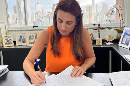 Juliana Pavan assina decreto para contenção de despesas na Prefeitura de Balneário Camboriú