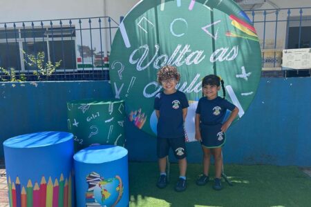 Porto Belo entrega uniformes escolares no primeiro dia de aula