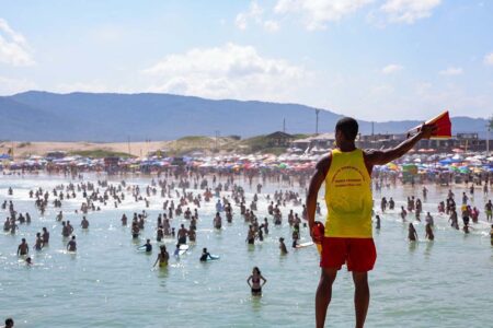 Corpo de Bombeiros de SC realiza 60 salvamentos por afogamentos no Carnaval 2025