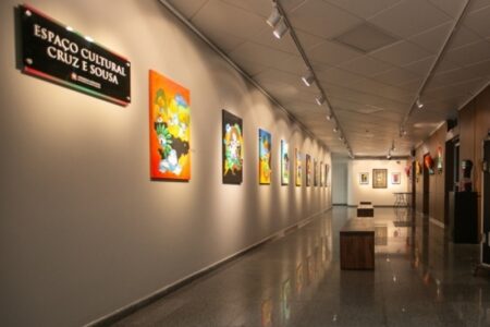 Alesc recebe a exposição ‘Os Umanos’ durante o mês de março