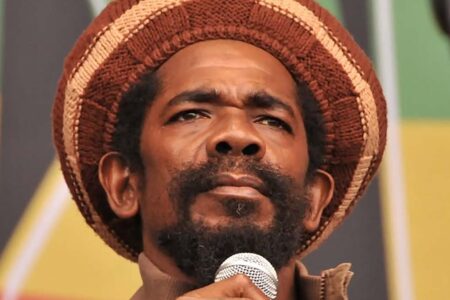 Morre Cocoa Tea, ícone do reggae, aos 65 anos