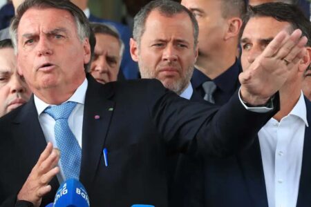 Bolsonaro responde Lula, fala em ‘gópi’ e diz que só ‘imbecil’ acredita em plano de assassinato
