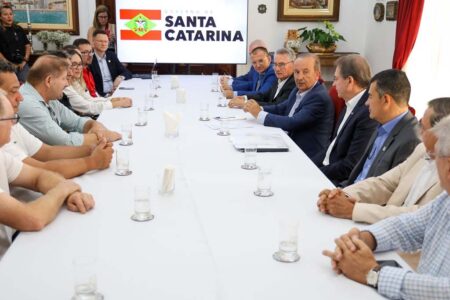 Jorginho Mello recebe acordo para reajuste de 7,2% no piso regional de 2025