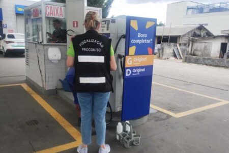 Procon SC fiscaliza postos em Garopaba, Biguaçu, Florianópolis e São José