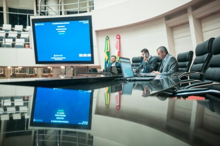 Deputados aprovam projeto que regulamenta profissão de guia de turismo em SC