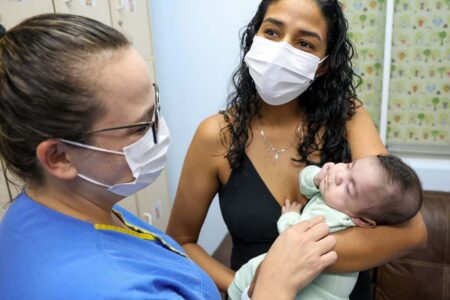 Bebê prematuro sobrevive após nascer com 23 semanas em Florianópolis