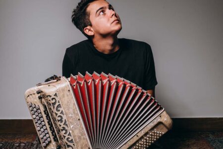 Radicado em Florianópolis, acordeonista gaúcho é o único brasileiro em festival de jazz na Alemanha